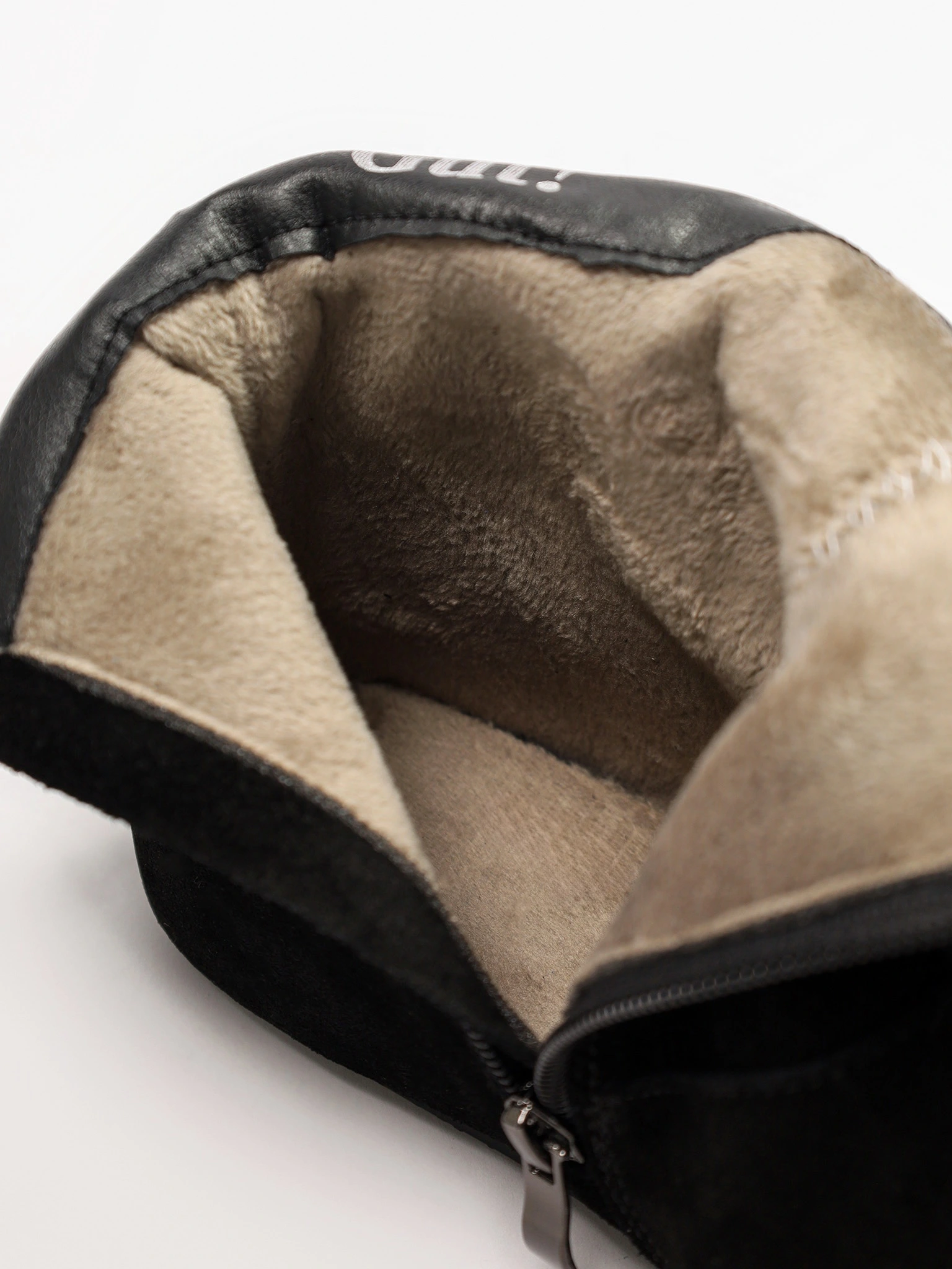 Ботинки черного цвета с декоративным замком спереди из натуральной замши